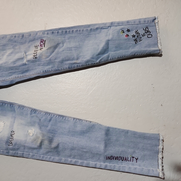 JORDACHE Graphic Jeans Distressed Raw Hem Studs 18 - Picture 4 of 11